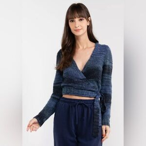Cotton On

Oh My Fluff Wrap Crop Pullover